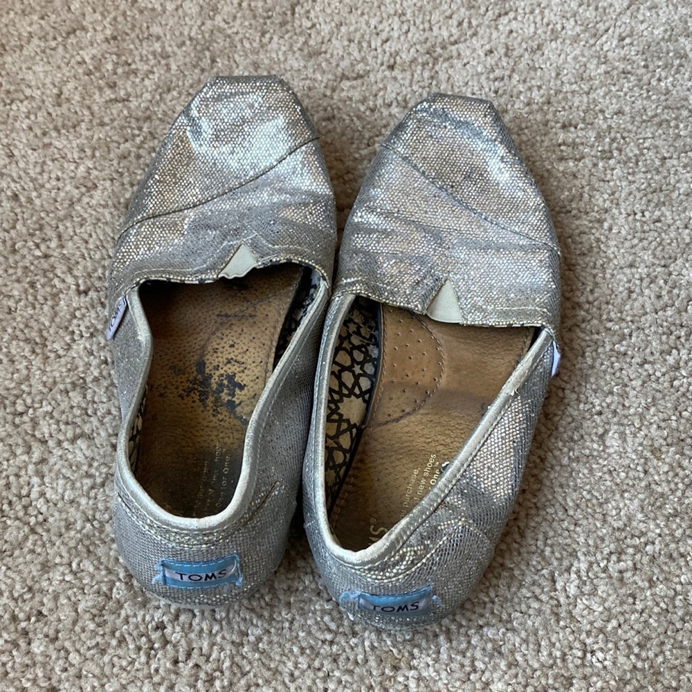Sparkly silver toms sis 8
